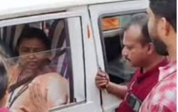 നെടുമങ്ങാട് ആശുപത്രിയിൽ ചികിത്സാ പിഴവെന്ന് അന്വേഷണ റിപ്പോർട്ട്: കുഞ്ഞ് മരിച്ച സംഭവത്തിൽ ഡോക്ടർക്കെതിരെ ഗുരുതര ആരോപണങ്ങൾ നെടുമങ്ങാട് ആശുപത്രിയിൽ ചികിത്സാ പിഴവെന്ന് അന്വേഷണ റിപ്പോർട്ട്: കുഞ്ഞ് മരിച്ച സംഭവത്തിൽ ഡോക്ടർക്കെതിരെ ഗുരുതര ആരോപണങ്ങൾ