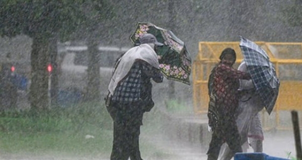 കേരളത്തിൽ കാലാവസ്ഥാ മുന്നറിയിപ്പ്: മൂന്ന് ജില്ലകളിൽ ശക്തമായ കാറ്റിനും മഴയ്ക്കും സാധ്യത; ജാഗ്രതാ നിർദ്ദേശം കേരളത്തിൽ കാലാവസ്ഥാ മുന്നറിയിപ്പ്: മൂന്ന് ജില്ലകളിൽ ശക്തമായ കാറ്റിനും മഴയ്ക്കും സാധ്യത; ജാഗ്രതാ നിർദ്ദേശം