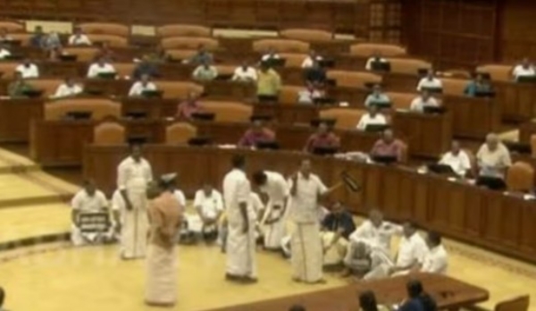 ശബരിമല സ്വർണ്ണക്കൊള്ളയും തന്ത്രിയുടെ അറസ്റ്റും; നിയമസഭയിൽ പ്രതിപക്ഷത്തിന്റെ ശക്തമായ പ്രതിഷേധം, സഭ കലുഷിതം