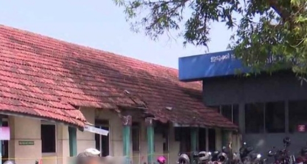 ഇടുക്കി ജില്ലാ ആശുപത്രിയിൽ തകർച്ചാ ഭീഷണി ഉയർത്തി പഴയ കെട്ടിടം; പൊളിച്ചുനീക്കാൻ നടപടി വൈകുന്നതിൽ പ്രതിഷേധം ഇടുക്കി ജില്ലാ ആശുപത്രിയിൽ തകർച്ചാ ഭീഷണി ഉയർത്തി പഴയ കെട്ടിടം; പൊളിച്ചുനീക്കാൻ നടപടി വൈകുന്നതിൽ പ്രതിഷേധം