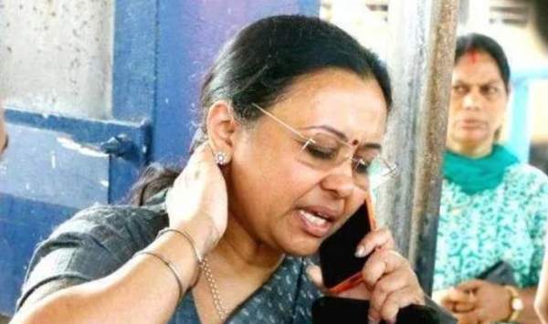 ആരോഗ്യമന്ത്രി വീണാ ജോർജ് ആശുപത്രി വിട്ടു; പുലർച്ചെയുള്ള ഡിസ്ചാർജ്ജും മടക്കയാത്രയും ചർച്ചയാകുന്നു