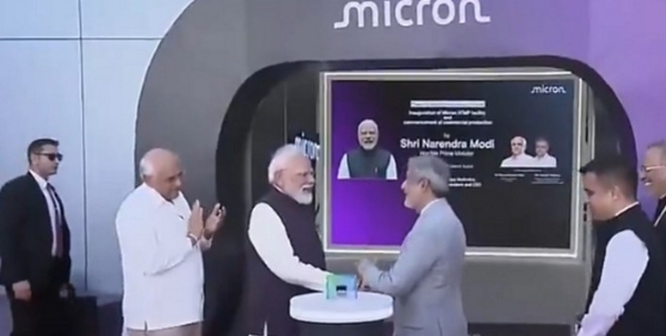 സെമികണ്ടക്ടർ വിപ്ലവത്തിന് ഇന്ത്യയിൽ തുടക്കം; ഗുജറാത്തിൽ മൈക്രോൺ പ്ലാന്റ് പ്രധാനമന്ത്രി ഉദ്ഘാടനം ചെയ്തു സെമികണ്ടക്ടർ വിപ്ലവത്തിന് ഇന്ത്യയിൽ തുടക്കം; ഗുജറാത്തിൽ മൈക്രോൺ പ്ലാന്റ് പ്രധാനമന്ത്രി ഉദ്ഘാടനം ചെയ്തു