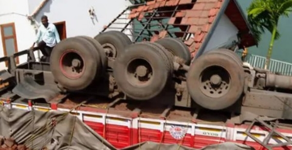 കോഴിക്കോട്ട് നിയന്ത്രണം വിട്ട കാർ ലോറിയിലേക്ക് ഇടിച്ചുകയറി: മൂന്ന് പേർക്ക് ദാരുണാന്ത്യം