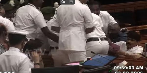 ശബരിമല സ്വര്‍ണക്കൊള്ള : സഭ സ്തംഭിപ്പിച്ച് പ്രതിപക്ഷ പ്രതിഷേധം