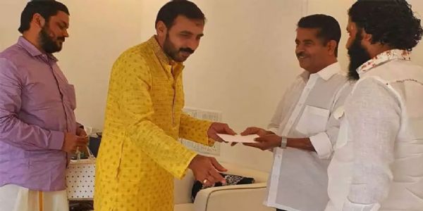 ശബരിമല സ്വര്‍ണക്കൊള്ള : അടൂര്‍ പ്രകാശിനെ എസ്‌ഐടി ചോദ്യം ചെയ്യുന്നു