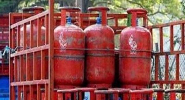 പാചകവാതക ക്ഷാമം രൂക്ഷം: മുംബൈ, കൊൽക്കത്ത, ബെംഗളൂരു നഗരങ്ങളിൽ ഹോട്ടലുകളും റെസ്റ്റോറന്റുകളും പ്രതിസന്ധിയിൽ; അടിയന്തര നടപടികളുമായി സർക്കാർ