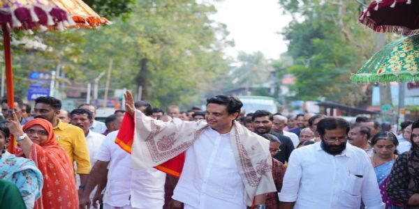 ഒഴിവാക്കലില് കടുപ്പിച്ച് സംസ്ഥാന സര്ക്കാര്; പ്രധാനമന്ത്രിയുടെ ചടങ്ങിന് ബദലായി മന്ത്രി റിയാസിന്റെ റോഡ് ഷോ