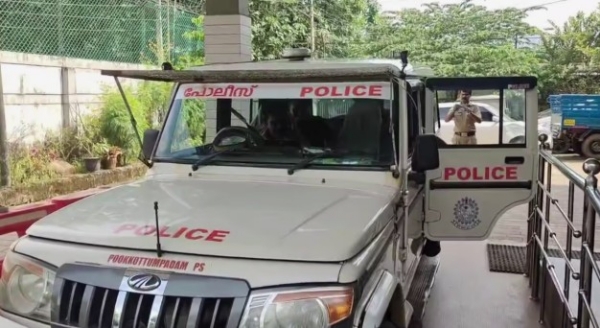 കോഴിക്കോട് പ്ലസ് ടു വിദ്യാർത്ഥിയെ പെൺകുട്ടിയുടെ നേതൃത്വത്തിൽ നഗ്നനാക്കി മർദിച്ചു; സ്വകാര്യ ഭാഗങ്ങളിൽ മുറിവേൽപ്പിച്ചു, സിഗരറ്റ് ലൈറ്റർ ഉപയോഗിച്ച് പൊള്ളിച്ചു