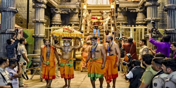 ശബരിമലയിൽ നയമാറ്റം: ആചാരങ്ങൾ സംരക്ഷിക്കണം; യുവതീ പ്രവേശനത്തിൽ മലക്കം മറിഞ്ഞ് എൽഡിഎഫ് സർക്കാർ