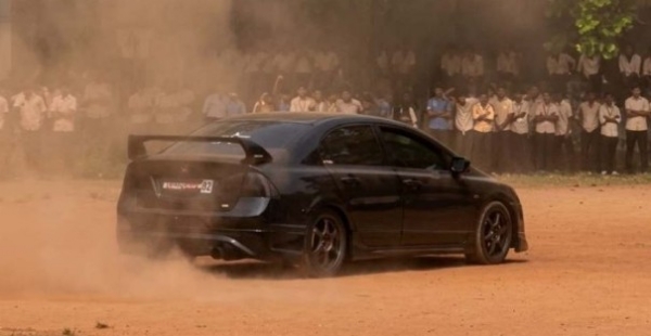 കോഴിക്കോട് പോളിടെക്നിക്കിൽ അഭ്യാസപ്രകടനം: വിദ്യാർത്ഥികൾക്കും കണ്ടുനിന്നവർക്കും നേരെ കാർ പാഞ്ഞുകയറി; വൻ സുരക്ഷാവീഴ്ച, പോലീസ് കേസെടുത്തു