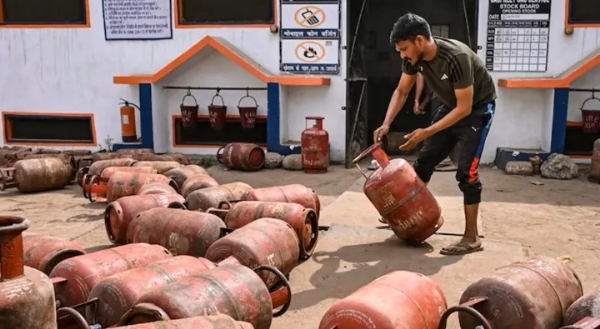 ജാർഖണ്ഡിലെ ഹസാരിബാഗിൽ പാചകവാതക (LPG) കണക്ഷൻ വാഗ്ദാനം ചെയ്ത് 20 ലക്ഷത്തോളം രൂപ തട്ടിയെടുത്ത സംഭവത്തിൽ മൂന്ന് പേർ പിടിയിലായി ജാർഖണ്ഡിലെ ഹസാരിബാഗിൽ പാചകവാതക (LPG) കണക്ഷൻ വാഗ്ദാനം ചെയ്ത് 20 ലക്ഷത്തോളം രൂപ തട്ടിയെടുത്ത സംഭവത്തിൽ മൂന്ന് പേർ പിടിയിലായി