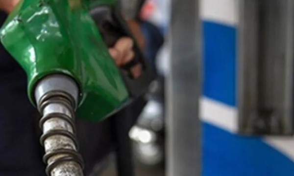 പ്രീമിയം പെട്രോൾ വില കുതിക്കുന്നു: ലിറ്ററിന് 2.35 രൂപ വരെ വർദ്ധിപ്പിച്ചു; സാധാരണക്കാർക്ക് തിരിച്ചടിയായി ഇന്ധനവില വർദ്ധന