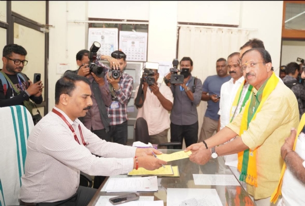 വി മുരളീധരൻ പത്രിക സമർപ്പിക്കുന്നു