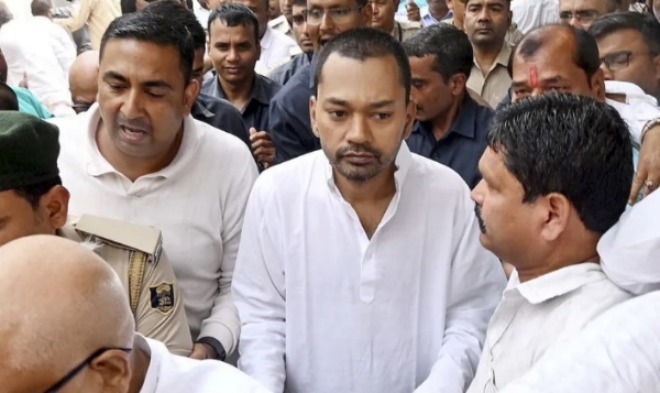 ബീഹാറിൽ പിൻഗാമി വരുന്നു? നിതീഷ് കുമാറിന്റെ മകൻ നിശാന്ത് കുമാർ ജെഡിയു നേതാക്കളുമായി കൂടിക്കാഴ്ച നടത്തി; രാഷ്ട്രീയ പ്രവേശനം ഉടൻ