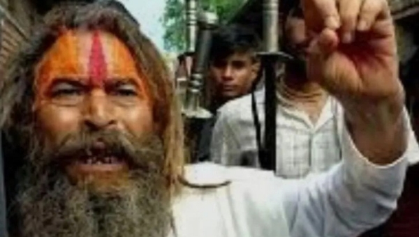 മഥുരയിൽ സന്യാസിയുടെ മരണത്തെത്തുടർന്ന് വൻ സംഘർഷം; ഡൽഹി-ആഗ്ര ഹൈവേ ഉപരോധിച്ച് അനുയായികൾ