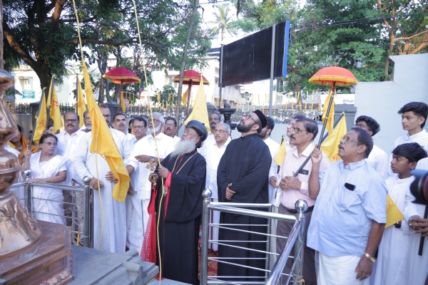 കാതോലിക്കാ ദിനത്തോട് അനുബന്ധിച്ച് കൊല്ലം സെന്റ് തോമസ് കത്തീഡ്രലിൽ പരിശുദ്ധ ബസേലിയോസ് മാർത്തോമ്മാ മാത്യൂസ് തൃതീയൻ കാതോലിക്കാ ബാവാ മലങ്കരസഭാ പതാക ഉയർത്തുന്നു. കാതോലിക്കാ ദിനത്തോട് അനുബന്ധിച്ച് കൊല്ലം സെന്റ് തോമസ് കത്തീഡ്രലിൽ പരിശുദ്ധ ബസേലിയോസ് മാർത്തോമ്മാ മാത്യൂസ് തൃതീയൻ കാതോലിക്കാ ബാവാ മലങ്കരസഭാ പതാക ഉയർത്തുന്നു.