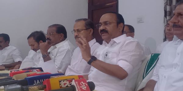 ജി സുധാകരനെതിരെ ചെറ്റത്തരം എന്ന വാക്ക് പ്രയോഗിച്ച മുഖ്യമന്ത്രി മാന്യത പുലർത്തണം: വി ഡി സതീശൻ