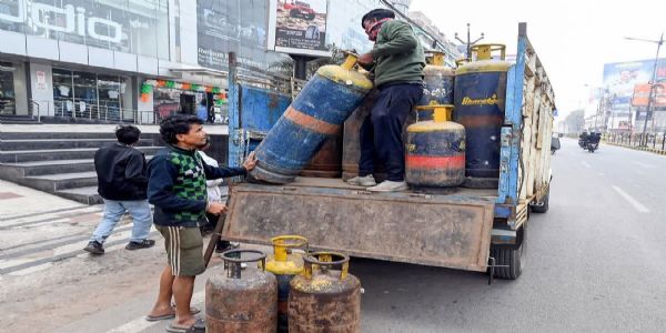 പാചകവാതക പ്രതിസന്ധിയ്ക്ക് താൽക്കാലിക ആശ്വാസം: കേന്ദ്രം 20% വാണിജ്യ സിലിണ്ടറുകൾ അധികമായി അനുവദിക്കും