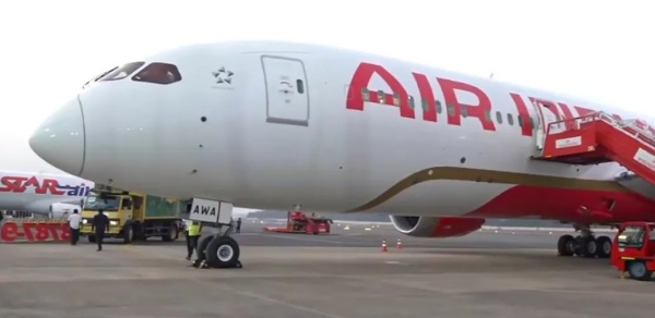 ഇറാൻ സംഘർഷം: പശ്ചിമേഷ്യയിലേക്കുള്ള 2,500 വിമാന സർവീസുകൾ റദ്ദാക്കി എയർ ഇന്ത്യ; വ്യോമയാന മേഖല പ്രതിസന്ധിയിൽ