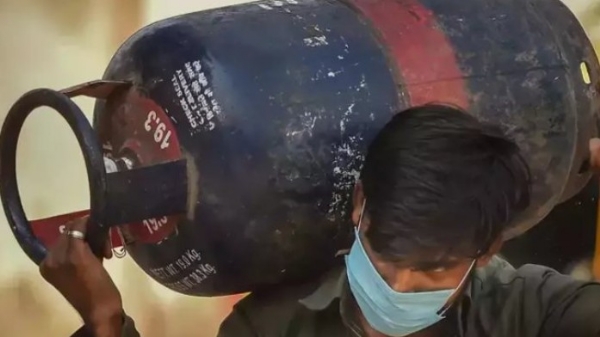 എൽപിജി സിലിണ്ടറുകളുടെ ഭാരം കുറയ്ക്കില്ല; വിതരണത്തിൽ ആശങ്ക വേണ്ടെന്ന് കേന്ദ്ര പെട്രോളിയം മന്ത്രാലയം