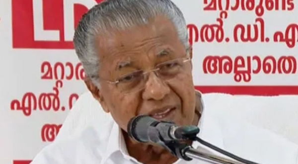 ഇത് ചോദ്യം ചോദിക്കാനുള്ള ഇടമല്ല, പ്രസംഗം കേൾക്കാനിരിക്കണം: പൊതുയോഗത്തിൽ ക്ഷുഭിതനായി മുഖ്യമന്ത്രി പിണറായി വിജയൻ