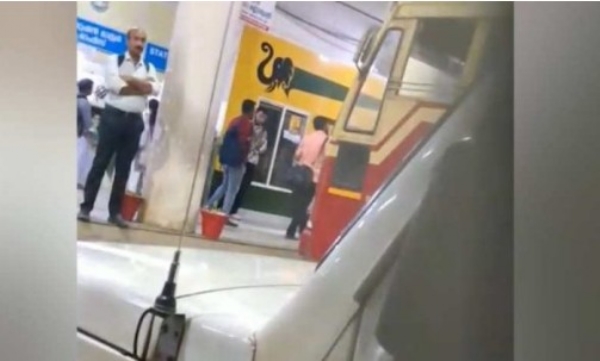 പത്തനംതിട്ടയിൽ പോലീസുകാരന്റെ പരാക്രമം: മദ്യലഹരിയിൽ കെഎസ്ആർടിസി ബസ് ഓടിച്ചുപോകാൻ ശ്രമം; ഒഴിവായത് വൻ ദുരന്തം പത്തനംതിട്ട: പത്തനംതിട്ട കെഎസ്ആർടിസി ബസ് സ്റ്റാൻഡിൽ മദ്യലഹരിയിലായ പോലീസ് ഉദ്യോഗസ്ഥൻ ബസ് ഓടിച്ചുപോകാൻ ശ്രമിച്ചത് വലിയ പരിഭ്രാന്തി പരത്തി. ശബരിമല ഡ്യൂട്ടിക്കായി പമ്പയിലേക്ക് പോകാൻ എത്തിയ പോലീസ് ഉദ്യോഗസ്ഥനാണ് ഡ്രൈവർ സീറ്റിൽ കയറി ബസ് സ്റ്റാർട്ട് ചെയ്തത്. ഗിയറിലായിരുന്ന ബസ് മുന്നോട്ട് കുതിച്ചെങ്കിലും പെട്ടെന്ന് എൻജിൻ ഓഫായതിനാൽ വൻ അപകടം ഒഴിവായി. സംഭവവുമായി ബന്ധപ്പെട്ട് അടൂർ എആർ ക്യാമ്പിലെ പോലീസ് ഉദ്യോഗസ്ഥനായ മനോജിനെ പത്തനംതിട്ട പോലീസ് കസ്റ്റഡിയിലെടുത്തു. സംഭവം നടന്നത് ഇങ്ങനെ: കഴിഞ്ഞ ദിവസം സന്ധ്യ കഴിഞ്ഞ് പത്തനംതിട്ട കെഎസ്ആർടിസി ഡിപ്പോയിലെ 16-ാം നമ്പർ പ്ലാറ്റ്ഫോമിലായിരുന്നു സംഭവം. പമ്പയിലേക്ക് സർവീസ് നടത്താൻ തയ്യാറായി നിർത്തിയിട്ടിരുന്ന ബസിലെ ജീവനക്കാർ ആവശ്യമായ രേഖകൾ ശരിയാക്കുന്നതിനായി സ്റ്റേഷൻ ഓഫീസിലേക്ക് പോയ സമയത്താണ് മദ്യപിച്ചെത്തിയ മനോജ് ഡ്രൈവർ സീറ്റിലേക്ക് കയറിയത്. തുടർന്ന് ഇയാൾ ബസ് സ്റ്റാർട്ട് ചെയ്യാൻ ശ്രമിക്കുകയായിരുന്നു. ബസ് ഗിയറിലായിരുന്നതിനാൽ സ്റ്റാർട്ട് ആയ ഉടൻ തന്നെ മുന്നോട്ട് ആഞ്ഞു. എന്നാൽ ഭാഗ്യവശാൽ എൻജിൻ നിലച്ചതോടെ ബസ് അവിടെത്തന്നെ നിന്നു. പ്ലാറ്റ്ഫോമിൽ നിരവധി യാത്രക്കാരും മറ്റ് ബസുകളും ഉണ്ടായിരുന്ന സമയത്താണ് ഈ സംഭവം നടന്നത്. ബസ് മുന്നോട്ട് കുതിച്ചിരുന്നെങ്കിൽ വലിയ അപകടം സംഭവിക്കുമായിരുന്നുവെന്ന് ദൃക്സാക്ഷികൾ പറയുന്നു. ശബരിമല ഡ്യൂട്ടിക്കെത്തിയ സംഘം മനോജ് ഉൾപ്പെടെയുള്ള ഒരു സംഘം പോലീസ് ഉദ്യോഗസ്ഥർ ശബരിമല ഡ്യൂട്ടിക്കായി പമ്പയിലേക്ക് പോകാനാണ് പത്തനംതിട്ട ഡിപ്പോയിൽ എത്തിയത്. മനോജിനൊപ്പം മറ്റ് ഉദ്യോഗസ്ഥരും ബസിലുണ്ടായിരുന്നു. ഇയാൾ അമിതമായി മദ്യപിച്ചിരുന്നതായി കെഎസ്ആർടിസി ഉദ്യോഗസ്ഥർ പറഞ്ഞു. ബസ് പെട്ടെന്ന് സ്റ്റാർട്ട് ആയത് കണ്ട് പരിഭ്രാന്തരായ യാത്രക്കാരും ജീവനക്കാരും ഉടൻ തന്നെ പോലീസിൽ വിവരമറിയിക്കുകയായിരുന്നു. പത്തനംതിട്ട സ്റ്റേഷനിൽ നിന്നുള്ള പോലീസ് സംഘം സ്ഥലത്തെത്തി മനോജിനെ കസ്റ്റഡിയിലെടുത്തു. ഇയാളെ വൈദ്യപരിശോധനയ്ക്ക് വിധേയനാക്കിയ ശേഷം തുടർനടപടികൾ സ്വീകരിച്ചു. പോലീസിന്റെ ഭാഗത്തുനിന്നുണ്ടായ ഈ ഗുരുതരമായ വീഴ്ചയെക്കുറിച്ച് ഉന്നത ഉദ്യോഗസ്ഥർ അന്വേഷണം ആരംഭിച്ചിട്ടുണ്ട്. ഡ്യൂട്ടിക്കായി നിയോഗിക്കപ്പെട്ട ഉദ്യോഗസ്ഥൻ മദ്യപിച്ചെത്തിയതും പൊതുജനങ്ങൾക്ക് ഭീഷണിയാകുന്ന രീതിയിൽ പെരുമാറിയതും വകുപ്പുതലത്തിൽ വലിയ ചർച്ചകൾക്ക് വഴിവെച്ചിരിക്കുകയാണ്. ഇയാൾക്കെതിരെ കർശനമായ അച്ചടക്ക നടപടികൾ ഉണ്ടായേക്കുമെന്നാണ് സൂചന. ബസ് ജീവനക്കാരുടെ ജാഗ്രതക്കുറവാണോ അതോ പോലീസുകാരന്റെ അമിത ആവേശമാണോ ഇത്തരമൊരു സംഭവത്തിന് പിന്നിലെന്ന് കെഎസ്ആർടിസി വിജിലൻസ് വിഭാഗവും പരിശോധിക്കുന്നുണ്ട്. ഏതായാലും പത്തനംതിട്ട നഗരത്തെ മുൾമുനയിൽ നിർത്തിയ ഒരു നിമിഷമായിരുന്നു ഇതെന്ന് യാത്രക്കാർ പ്രതികരിച്ചു. പത്തനംതിട്ടയിൽ പോലീസുകാരന്റെ പരാക്രമം: മദ്യലഹരിയിൽ കെഎസ്ആർടിസി ബസ് ഓടിച്ചുപോകാൻ ശ്രമം; ഒഴിവായത് വൻ ദുരന്തം പത്തനംതിട്ട: പത്തനംതിട്ട കെഎസ്ആർടിസി ബസ് സ്റ്റാൻഡിൽ മദ്യലഹരിയിലായ പോലീസ് ഉദ്യോഗസ്ഥൻ ബസ് ഓടിച്ചുപോകാൻ ശ്രമിച്ചത് വലിയ പരിഭ്രാന്തി പരത്തി. ശബരിമല ഡ്യൂട്ടിക്കായി പമ്പയിലേക്ക് പോകാൻ എത്തിയ പോലീസ് ഉദ്യോഗസ്ഥനാണ് ഡ്രൈവർ സീറ്റിൽ കയറി ബസ് സ്റ്റാർട്ട് ചെയ്തത്. ഗിയറിലായിരുന്ന ബസ് മുന്നോട്ട് കുതിച്ചെങ്കിലും പെട്ടെന്ന് എൻജിൻ ഓഫായതിനാൽ വൻ അപകടം ഒഴിവായി. സംഭവവുമായി ബന്ധപ്പെട്ട് അടൂർ എആർ ക്യാമ്പിലെ പോലീസ് ഉദ്യോഗസ്ഥനായ മനോജിനെ പത്തനംതിട്ട പോലീസ് കസ്റ്റഡിയിലെടുത്തു. സംഭവം നടന്നത് ഇങ്ങനെ: കഴിഞ്ഞ ദിവസം സന്ധ്യ കഴിഞ്ഞ് പത്തനംതിട്ട കെഎസ്ആർടിസി ഡിപ്പോയിലെ 16-ാം നമ്പർ പ്ലാറ്റ്ഫോമിലായിരുന്നു സംഭവം. പമ്പയിലേക്ക് സർവീസ് നടത്താൻ തയ്യാറായി നിർത്തിയിട്ടിരുന്ന ബസിലെ ജീവനക്കാർ ആവശ്യമായ രേഖകൾ ശരിയാക്കുന്നതിനായി സ്റ്റേഷൻ ഓഫീസിലേക്ക് പോയ സമയത്താണ് മദ്യപിച്ചെത്തിയ മനോജ് ഡ്രൈവർ സീറ്റിലേക്ക് കയറിയത്. തുടർന്ന് ഇയാൾ ബസ് സ്റ്റാർട്ട് ചെയ്യാൻ ശ്രമിക്കുകയായിരുന്നു. ബസ് ഗിയറിലായിരുന്നതിനാൽ സ്റ്റാർട്ട് ആയ ഉടൻ തന്നെ മുന്നോട്ട് ആഞ്ഞു. എന്നാൽ ഭാഗ്യവശാൽ എൻജിൻ നിലച്ചതോടെ ബസ് അവിടെത്തന്നെ നിന്നു. പ്ലാറ്റ്ഫോമിൽ നിരവധി യാത്രക്കാരും മറ്റ് ബസുകളും ഉണ്ടായിരുന്ന സമയത്താണ് ഈ സംഭവം നടന്നത്. ബസ് മുന്നോട്ട് കുതിച്ചിരുന്നെങ്കിൽ വലിയ അപകടം സംഭവിക്കുമായിരുന്നുവെന്ന് ദൃക്സാക്ഷികൾ പറയുന്നു. ശബരിമല ഡ്യൂട്ടിക്കെത്തിയ സംഘം മനോജ് ഉൾപ്പെടെയുള്ള ഒരു സംഘം പോലീസ് ഉദ്യോഗസ്ഥർ ശബരിമല ഡ്യൂട്ടിക്കായി പമ്പയിലേക്ക് പോകാനാണ് പത്തനംതിട്ട ഡിപ്പോയിൽ എത്തിയത്. മനോജിനൊപ്പം മറ്റ് ഉദ്യോഗസ്ഥരും ബസിലുണ്ടായിരുന്നു. ഇയാൾ അമിതമായി മദ്യപിച്ചിരുന്നതായി കെഎസ്ആർടിസി ഉദ്യോഗസ്ഥർ പറഞ്ഞു. ബസ് പെട്ടെന്ന് സ്റ്റാർട്ട് ആയത് കണ്ട് പരിഭ്രാന്തരായ യാത്രക്കാരും ജീവനക്കാരും ഉടൻ തന്നെ പോലീസിൽ വിവരമറിയിക്കുകയായിരുന്നു. പത്തനംതിട്ട സ്റ്റേഷനിൽ നിന്നുള്ള പോലീസ് സംഘം സ്ഥലത്തെത്തി മനോജിനെ കസ്റ്റഡിയിലെടുത്തു. ഇയാളെ വൈദ്യപരിശോധനയ്ക്ക് വിധേയനാക്കിയ ശേഷം തുടർനടപടികൾ സ്വീകരിച്ചു. പോലീസിന്റെ ഭാഗത്തുനിന്നുണ്ടായ ഈ ഗുരുതരമായ വീഴ്ചയെക്കുറിച്ച് ഉന്നത ഉദ്യോഗസ്ഥർ അന്വേഷണം ആരംഭിച്ചിട്ടുണ്ട്. ഡ്യൂട്ടിക്കായി നിയോഗിക്കപ്പെട്ട ഉദ്യോഗസ്ഥൻ മദ്യപിച്ചെത്തിയതും പൊതുജനങ്ങൾക്ക് ഭീഷണിയാകുന്ന രീതിയിൽ പെരുമാറിയതും വകുപ്പുതലത്തിൽ വലിയ ചർച്ചകൾക്ക് വഴിവെച്ചിരിക്കുകയാണ്. ഇയാൾക്കെതിരെ കർശനമായ അച്ചടക്ക നടപടികൾ ഉണ്ടായേക്കുമെന്നാണ് സൂചന. ബസ് ജീവനക്കാരുടെ ജാഗ്രതക്കുറവാണോ അതോ പോലീസുകാരന്റെ അമിത ആവേശമാണോ ഇത്തരമൊരു സംഭവത്തിന് പിന്നിലെന്ന് കെഎസ്ആർടിസി വിജിലൻസ് വിഭാഗവും പരിശോധിക്കുന്നുണ്ട്. ഏതായാലും പത്തനംതിട്ട നഗരത്തെ മുൾമുനയിൽ നിർത്തിയ ഒരു നിമിഷമായിരുന്നു ഇതെന്ന് യാത്രക്കാർ പ്രതികരിച്ചു.