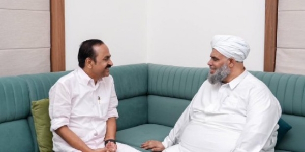 പ്രതിപക്ഷ നേതാവ് വി.ഡി. സതീശൻ ഖലീൽ ബുഖാരി തങ്ങളുമായി കൂടിക്കാഴ്ച നടത്തി; നിയമസഭാ തിരഞ്ഞെടുപ്പിന് മുന്നോടിയായുള്ള നിർണായക നീക്കം പ്രതിപക്ഷ നേതാവ് വി.ഡി. സതീശൻ ഖലീൽ ബുഖാരി തങ്ങളുമായി കൂടിക്കാഴ്ച നടത്തി; നിയമസഭാ തിരഞ്ഞെടുപ്പിന് മുന്നോടിയായുള്ള നിർണായക നീക്കം