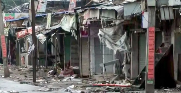 മുർഷിദാബാദിൽ സംഘർഷം: രഘുനാഥ്ഗഞ്ചിലും ജംഗിപ്പൂരിലും നിരോധനാജ്ഞ; ബിജെപിക്കെതിരെ ആഞ്ഞടിച്ച് മമത ബാനർജി