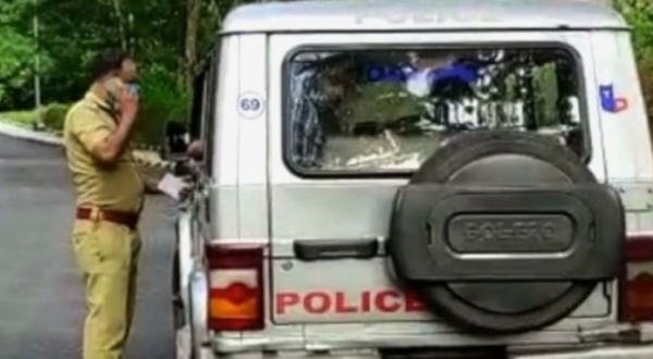 കുണ്ടറയിൽ ക്ഷേത്ര ഉത്സവത്തിനിടെ യുവതിക്ക് എസ്.ഐയുടെ ക്രൂര മർദ്ദനം; പെപ്പർ സ്പ്രേ പ്രയോഗിച്ചതായും പരാതി, അന്വേഷണത്തിന് ഉത്തരവ് കുണ്ടറയിൽ ക്ഷേത്ര ഉത്സവത്തിനിടെ യുവതിക്ക് എസ്.ഐയുടെ ക്രൂര മർദ്ദനം; പെപ്പർ സ്പ്രേ പ്രയോഗിച്ചതായും പരാതി, അന്വേഷണത്തിന് ഉത്തരവ്