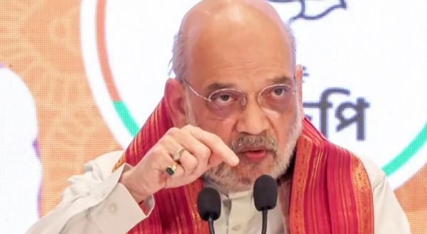 ടൃണമൂലിന്റെ വോട്ട് ബാങ്ക് രാഷ്ട്രീയം സിലിഗുരി ഇടനാഴിയുടെ സുരക്ഷയ്ക്ക് ഭീഷണി; മമതയ്ക്കെതിരെ ആഞ്ഞടിച്ച് അമിത് ഷാ