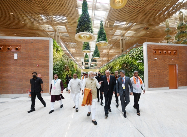 പ്രധാനമന്ത്രി വിമാനത്താവളം സന്ദർശിക്കുന്നു