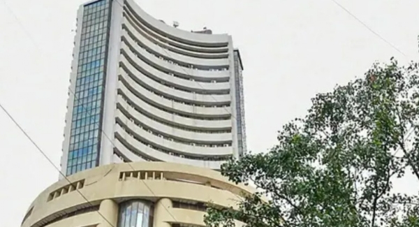 ആഗോള വിപണികളിൽ തകർച്ച; ഇന്ത്യൻ ഓഹരി വിപണിയിൽ രക്തപ്പുഴ, സെൻസെക്സ് 1000 പോയിന്റിലധികം ഇടിഞ്ഞു