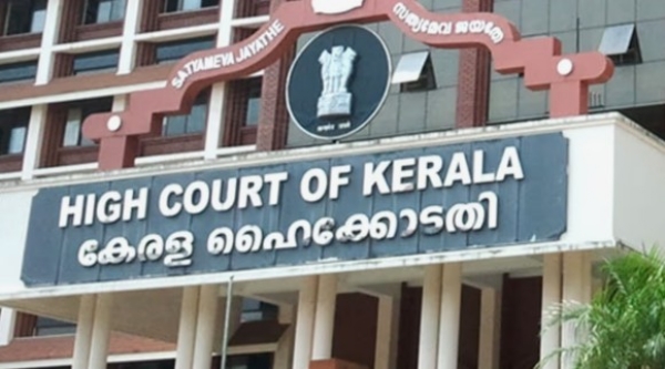 ലോകായുക്ത നിയമഭേദഗതി ശരിവെച്ച് ഹൈക്കോടതി; രമേശ് ചെന്നിത്തലയുടെ ഹർജി തള്ളി, സർക്കാരിന് വലിയ ആശ്വാസം ലോകായുക്ത നിയമഭേദഗതി ശരിവെച്ച് ഹൈക്കോടതി; രമേശ് ചെന്നിത്തലയുടെ ഹർജി തള്ളി, സർക്കാരിന് വലിയ ആശ്വാസം