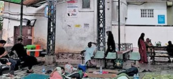 കോഴിക്കോട് മെഡിക്കൽ കോളേജിൽ നരകയാതന; തകർന്നുവീഴാറായ വിശ്രമകേന്ദ്രവും പ്രവർത്തനരഹിതമായ ലിഫ്റ്റുകളും