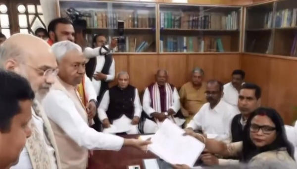 ബീഹാർ രാഷ്ട്രീയത്തിൽ വൻ മാറ്റം; അമിത് ഷായുടെ സാന്നിധ്യത്തിൽ നിതീഷ് കുമാർ രാജ്യസഭയിലേക്ക് പത്രിക സമർപ്പിച്ചു