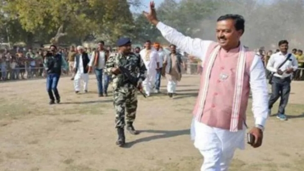 യുപി ഉപമുഖ്യമന്ത്രി കേശവ് പ്രസാദ് മൗര്യ സഞ്ചരിച്ച ഹെലികോപ്റ്റർ അടിയന്തരമായി നിലത്തിറക്കി; വലിയ അപകടം ഒഴിവായത് തലനാരിഴയ്ക്ക്