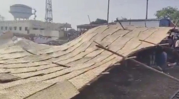 തെലങ്കാനയിൽ ക്ഷേത്ര പന്തൽ തകർന്നു വീണു: പത്തോളം പേർക്ക് പരിക്ക്, അധികൃതരുടെ അനാസ്ഥയെന്ന് ഭക്തർ