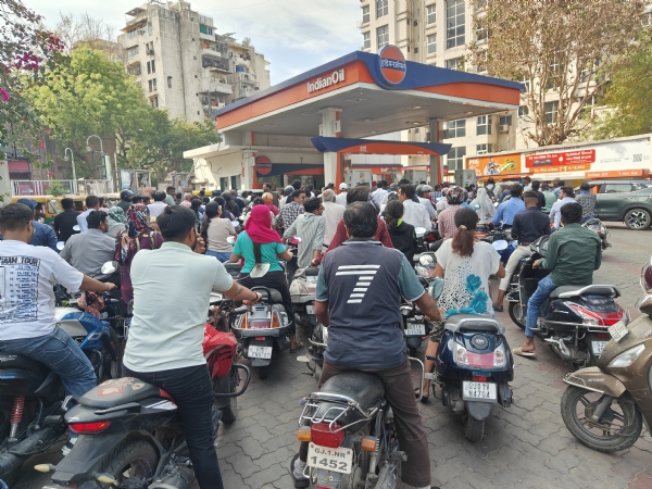 Crowd at petrol pumps in Ahmedabad