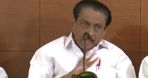 ശശി തരൂരിനൊപ്പം സെൽഫി എടുക്കാൻ ശ്രമം; ഭിന്നശേഷിക്കാരനെ തള്ളിമാറ്റി ഡിസിസി പ്രസിഡന്റ്, വിവാദത്തിൽ ഉരുണ്ടുകളിച്ച് സി.പി. മാത്യു