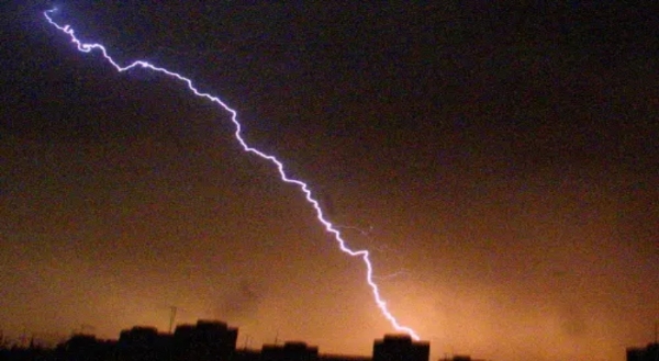 കാഞ്ഞിരപ്പള്ളിയിൽ ദുരന്തം: വീട്ടുമുറ്റത്ത് കുളിക്കുന്നതിനിടെ ഇടിമിന്നലേറ്റ് വിദ്യാർത്ഥി മരിച്ചു കാഞ്ഞിരപ്പള്ളിയിൽ ദുരന്തം: വീട്ടുമുറ്റത്ത് കുളിക്കുന്നതിനിടെ ഇടിമിന്നലേറ്റ് വിദ്യാർത്ഥി മരിച്ചു