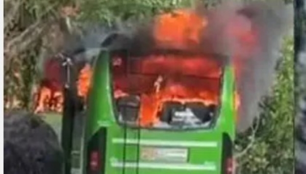 കോഴിക്കോട് ഓടിക്കൊണ്ടിരുന്ന ബസിന് തീപിടിച്ചു; വൻ ദുരന്തം ഒഴിവായത് തലനാരിഴയ്ക്ക്