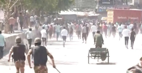 നോയിഡയിൽ തൊഴിലാളി പ്രതിഷേധം അക്രമാസക്തം: പോലീസിന് നേരെ കല്ലേറ്, വാഹനങ്ങൾ തകർത്തു നോയിഡയിൽ തൊഴിലാളി പ്രതിഷേധം അക്രമാസക്തം: പോലീസിന് നേരെ കല്ലേറ്, വാഹനങ്ങൾ തകർത്തു