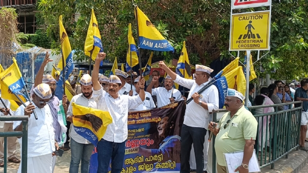 കൊച്ചി കോർപ്പറേഷനിലേക്ക് എ എ പി മാർച്ച്