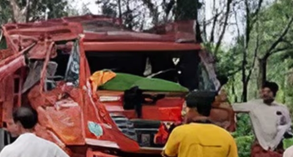 തൂവക്കുന്ന് വളവിൽ നിയന്ത്രണം വിട്ട ലോറി മറിഞ്ഞു; ഡ്രൈവർക്ക് പരിക്ക്, ഒഴിവായത് വലിയ ദുരന്തം