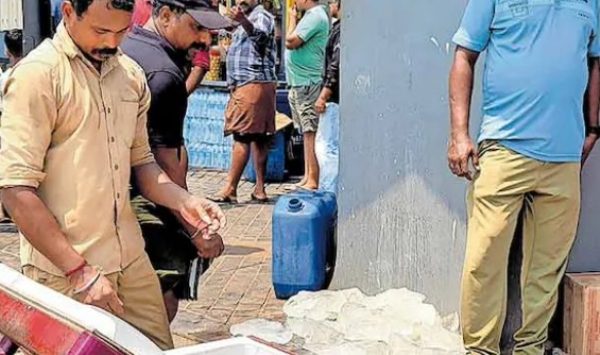 കോഴിക്കോട് ബീച്ചിലെ ഫുഡ് സ്ട്രീറ്റിൽ മിന്നൽ പരിശോധന: പഴകിയ മാംസവും ചീഞ്ഞ കോളിഫ്ലവറും പിടിച്ചെടുത്തു; മൂന്ന് കടകൾ പൂട്ടി