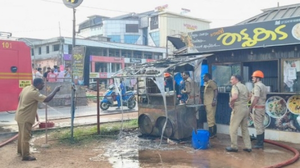 ഹരിപ്പാട് നഗരമധ്യത്തിൽ തട്ടുകടയ്ക്ക് തീപിടിച്ചു; ഒഴിവായത് വൻ ദുരന്തം