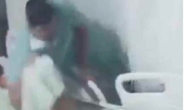 മനസ്സാക്ഷിയെ നടുക്കുന്ന ക്രൂരത: വയോധികനായ രോഗിയെ ഡോക്ടർ മർദിച്ചു; ദൃശ്യങ്ങൾ പുറത്ത്