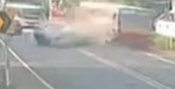 കല്ലിശ്ശേരിയിൽ നിയന്ത്രണം വിട്ട കാർ രണ്ട് ബസുകളിൽ ഇടിച്ചു; വൻ അപകടം ഒഴിവായത് തലനാരിഴയ്ക്ക്