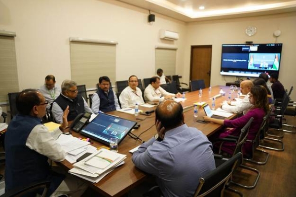 केन्द्रीय मंत्री शिवराज सिंह चौहान के साथ अन्य लोग मौजूद।