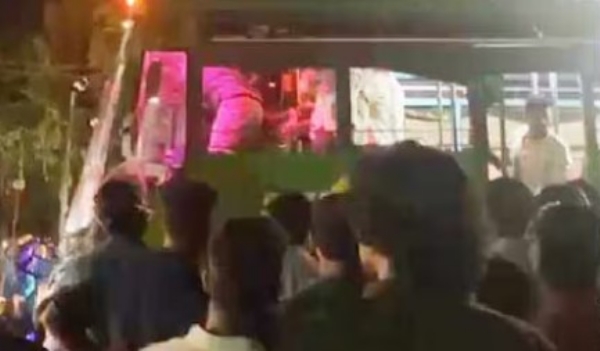 കോഴിക്കോട് ഫറോക്കിൽ സ്വകാര്യ ബസ് ജീവനക്കാർക്ക് നേരെ ക്രൂരമായ ആക്രമണം; രണ്ടുപേർക്ക് പരിക്ക്, നാടാകെ പ്രതിഷേധം